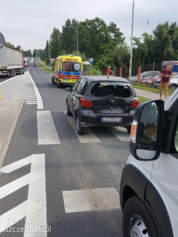 Kolizja i potrącenie na pasach. Utrudnienia na Sikorskiego