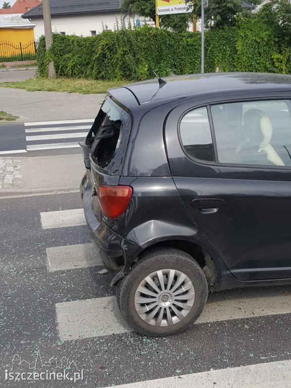 Kolizja i potrącenie na pasach. Utrudnienia na Sikorskiego