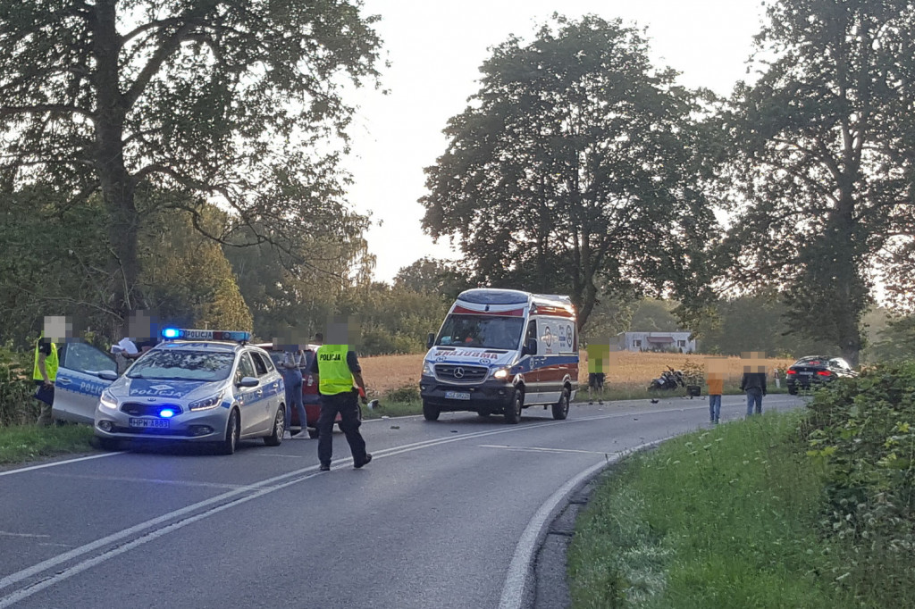 Wypadek koło Radacza. Zderzenie motocykla z motorowerem. Trzy osoby ranne [ZDJĘCIA]