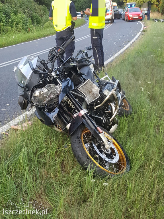 Wypadek koło Radacza. Zderzenie motocykla z motorowerem. Trzy osoby ranne [ZDJĘCIA]