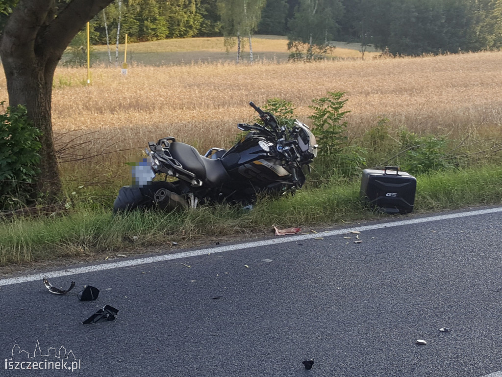 Wypadek koło Radacza. Zderzenie motocykla z motorowerem. Trzy osoby ranne [ZDJĘCIA]