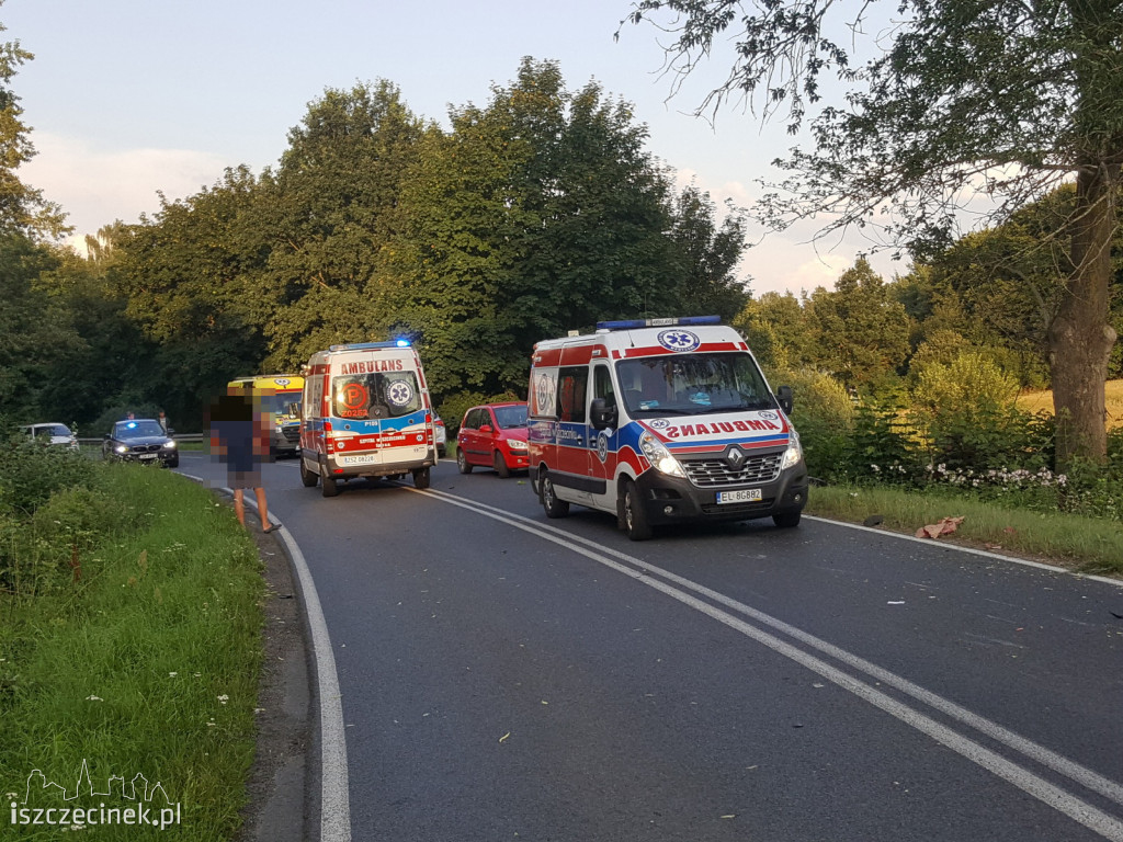 Wypadek koło Radacza. Zderzenie motocykla z motorowerem. Trzy osoby ranne [ZDJĘCIA]