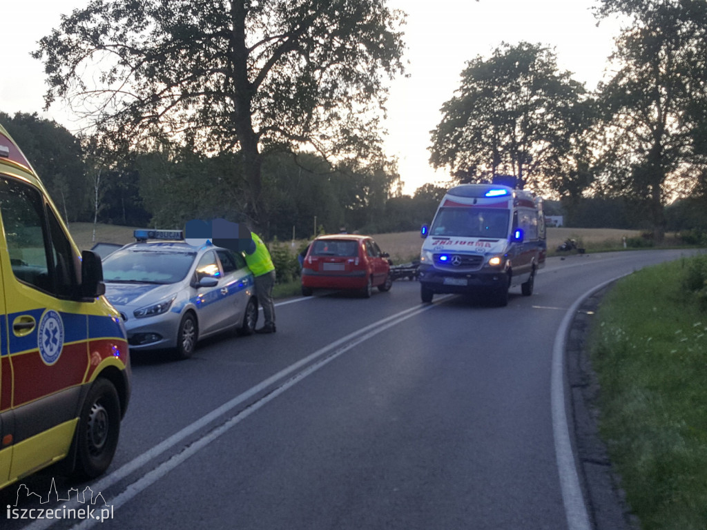 Wypadek koło Radacza. Zderzenie motocykla z motorowerem. Trzy osoby ranne [ZDJĘCIA]