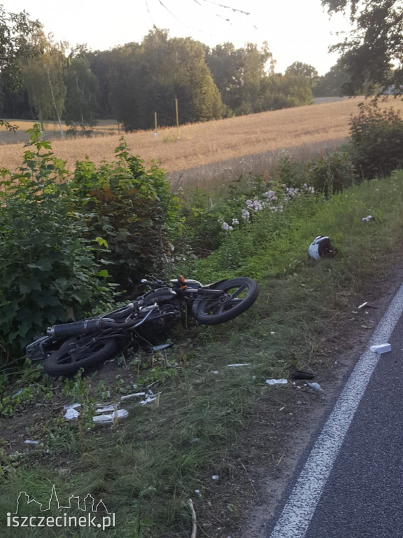Wypadek koło Radacza. Zderzenie motocykla z motorowerem. Trzy osoby ranne [ZDJĘCIA]