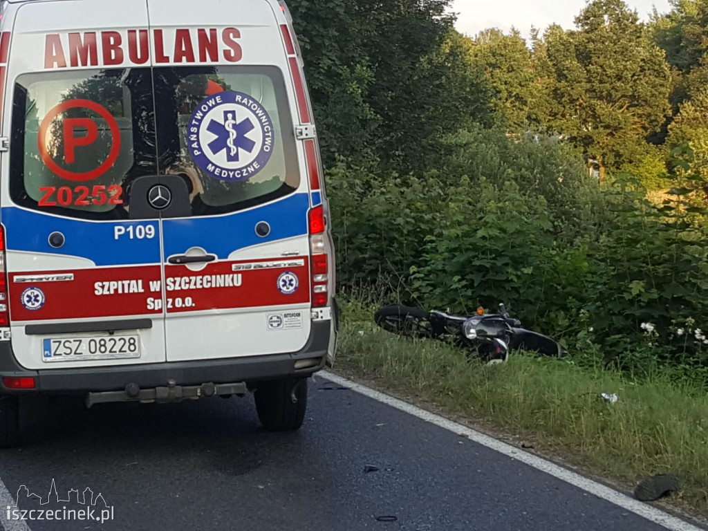 Wypadek koło Radacza. Zderzenie motocykla z motorowerem. Trzy osoby ranne [ZDJĘCIA]