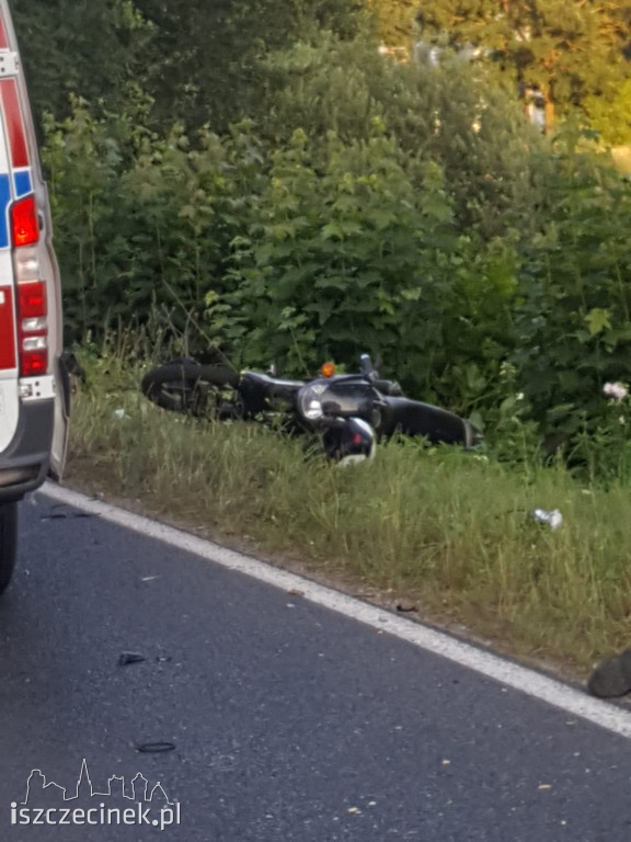 Wypadek koło Radacza. Zderzenie motocykla z motorowerem. Trzy osoby ranne [ZDJĘCIA]