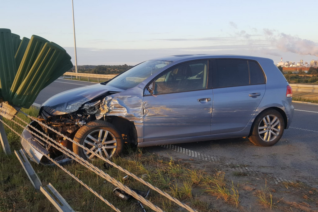 Volkswagen uderzył w barierki na obwodnicy Szczecinka