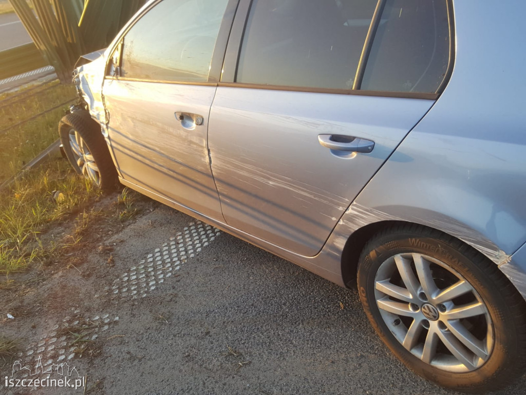 Volkswagen uderzył w barierki na obwodnicy Szczecinka