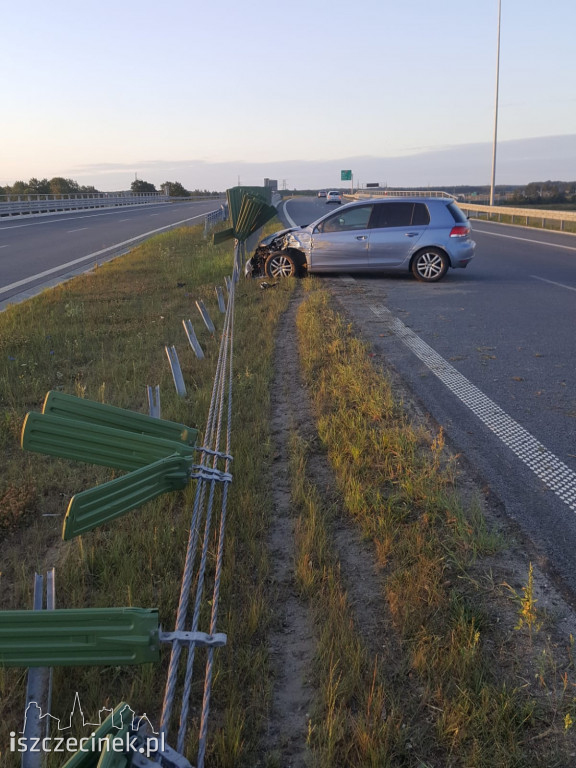 Volkswagen uderzył w barierki na obwodnicy Szczecinka