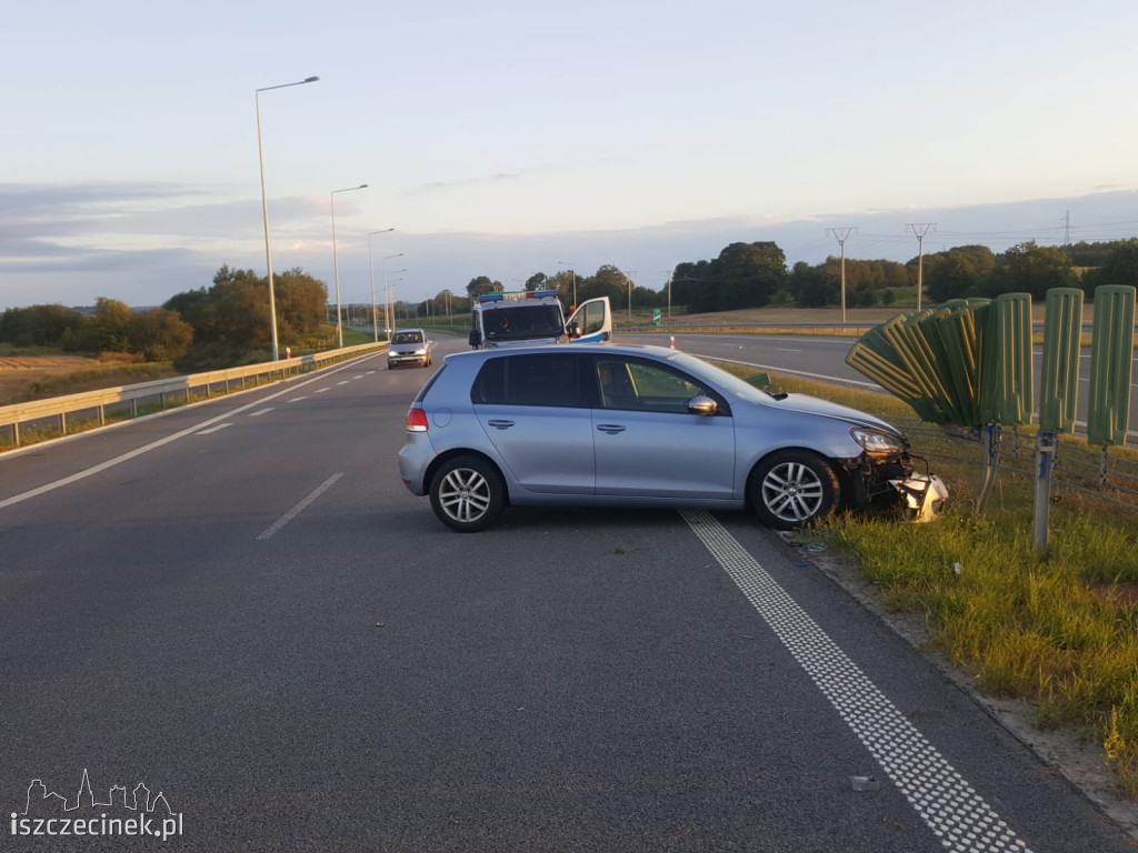 Volkswagen uderzył w barierki na obwodnicy Szczecinka