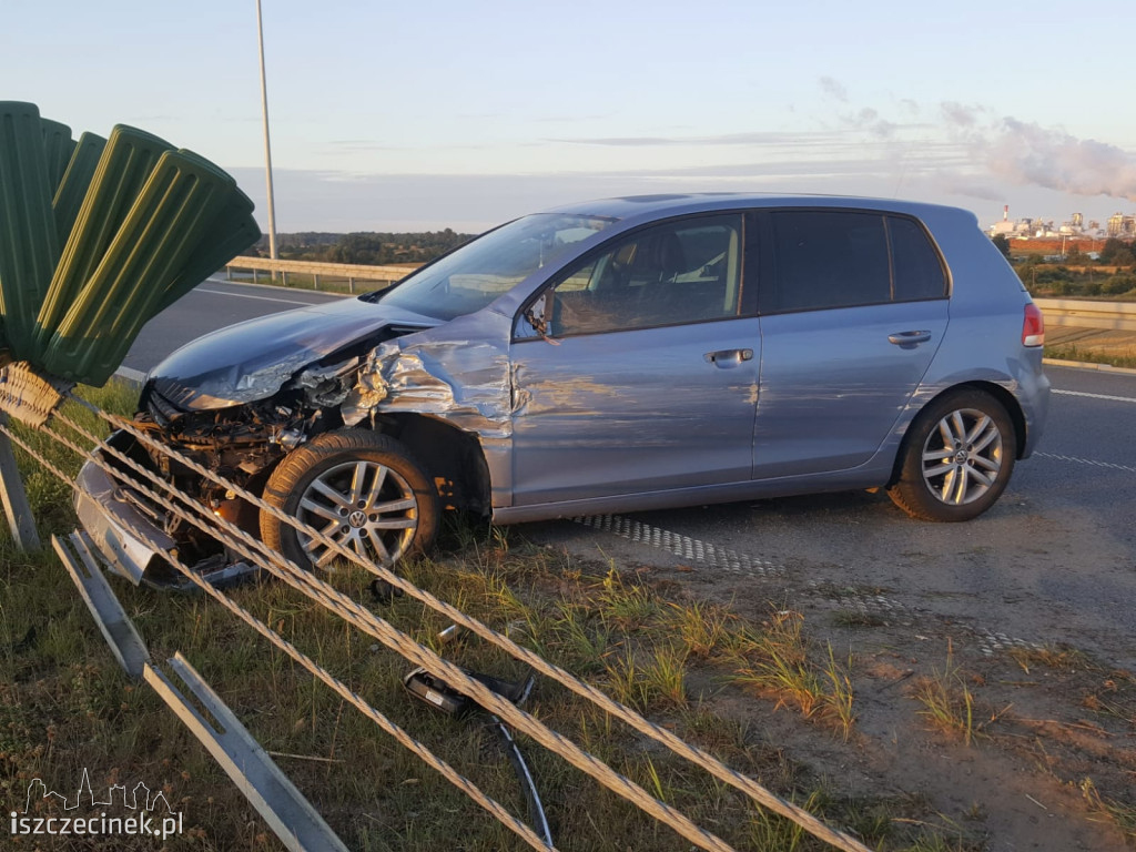 Volkswagen uderzył w barierki na obwodnicy Szczecinka