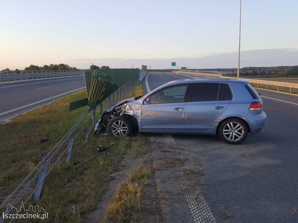 Volkswagen uderzył w barierki na obwodnicy Szczecinka