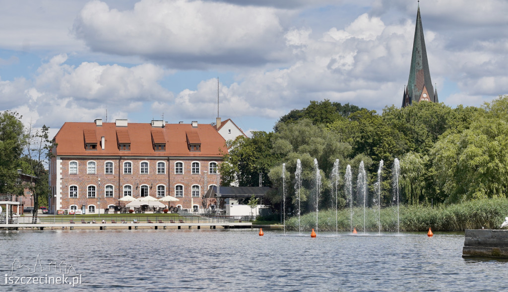 Pływające fontanny na Trzesiecku