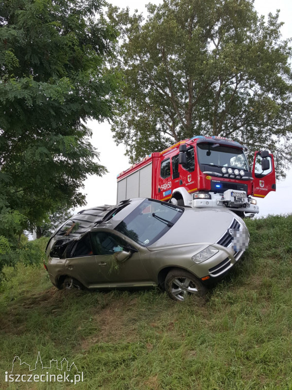 Auto uderzyło w drzewo. Jechała nim rodzina z dziećmi [ZDJĘCIA]