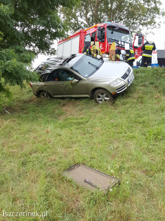 Auto uderzyło w drzewo. Jechała nim rodzina z dziećmi [ZDJĘCIA]