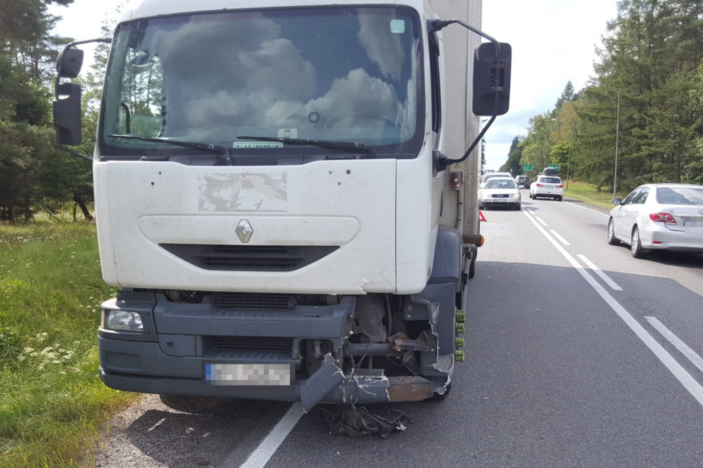 Kierowca ciężarówki nie wyhamował. Trzy samochody uszkodzone