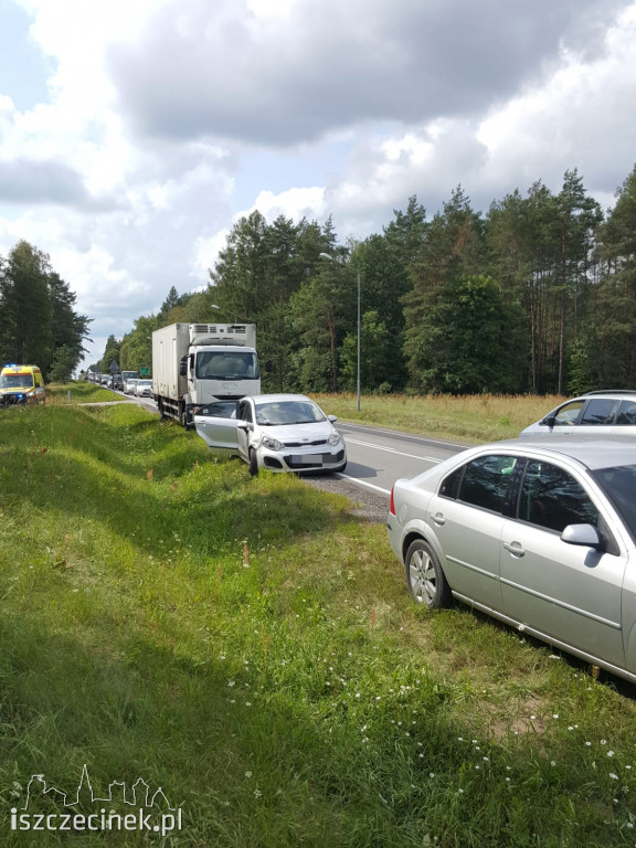 Kierowca ciężarówki nie wyhamował. Trzy samochody uszkodzone