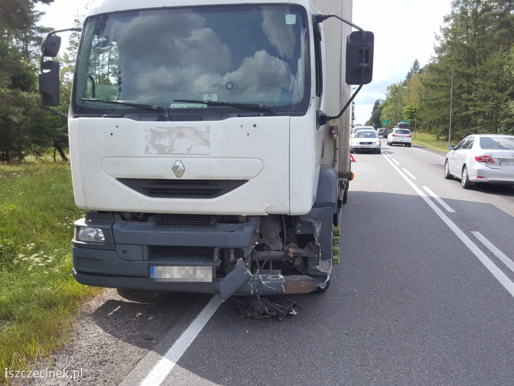 Kierowca ciężarówki nie wyhamował. Trzy samochody uszkodzone