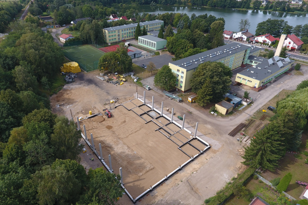 Budowa hali sportowo-widowiskowej przy Zespole Szkół Nr 1 im. KEN w Szczecinku z lotu ptaka