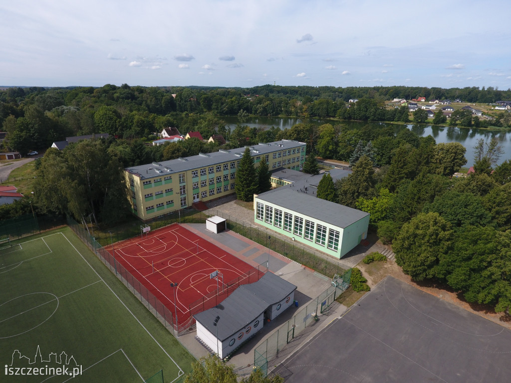Budowa hali sportowo-widowiskowej przy Zespole Szkół Nr 1 im. KEN w Szczecinku z lotu ptaka