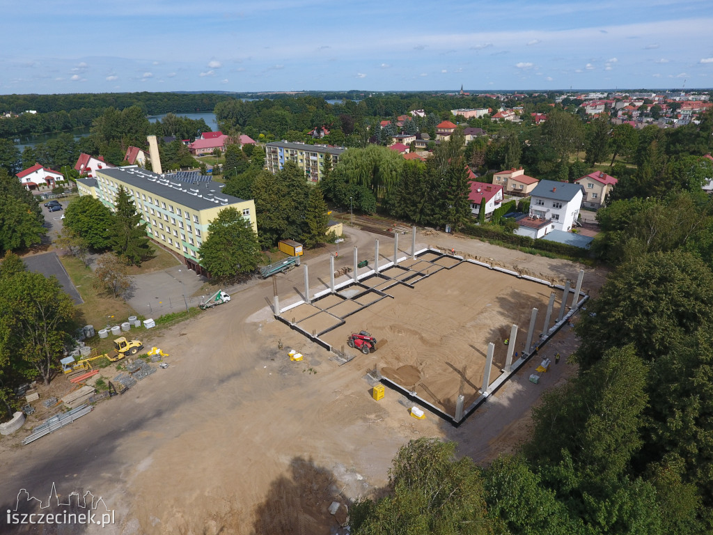 Budowa hali sportowo-widowiskowej przy Zespole Szkół Nr 1 im. KEN w Szczecinku z lotu ptaka