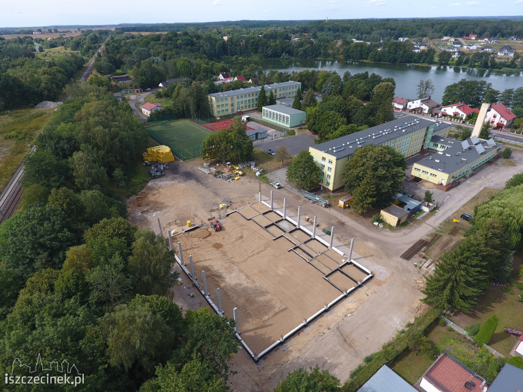Budowa hali sportowo-widowiskowej przy Zespole Szkół Nr 1 im. KEN w Szczecinku z lotu ptaka