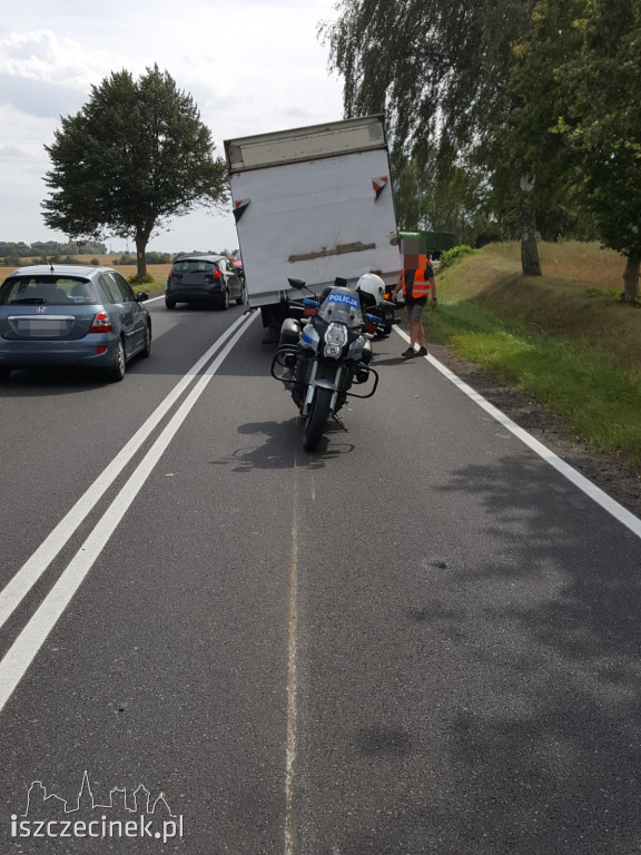 Z ciężarówki odpadły koła. Jedno uderzyło w osobówkę. Utrudnienia na DK-11