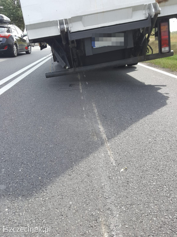 Z ciężarówki odpadły koła. Jedno uderzyło w osobówkę. Utrudnienia na DK-11