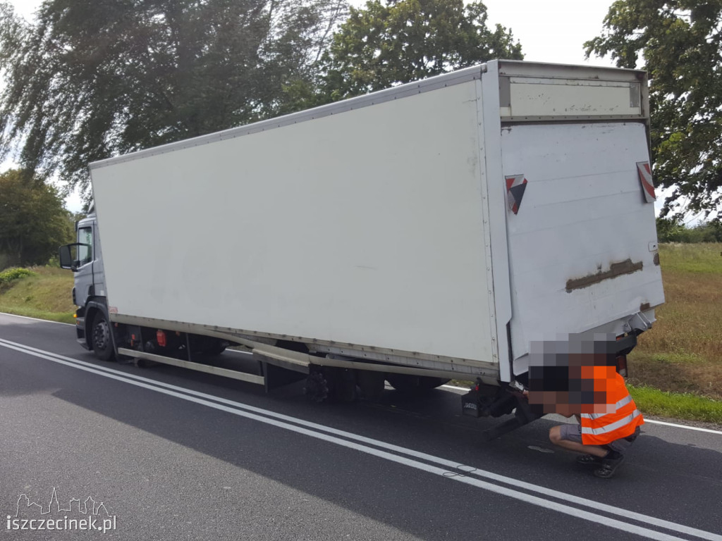 Z ciężarówki odpadły koła. Jedno uderzyło w osobówkę. Utrudnienia na DK-11