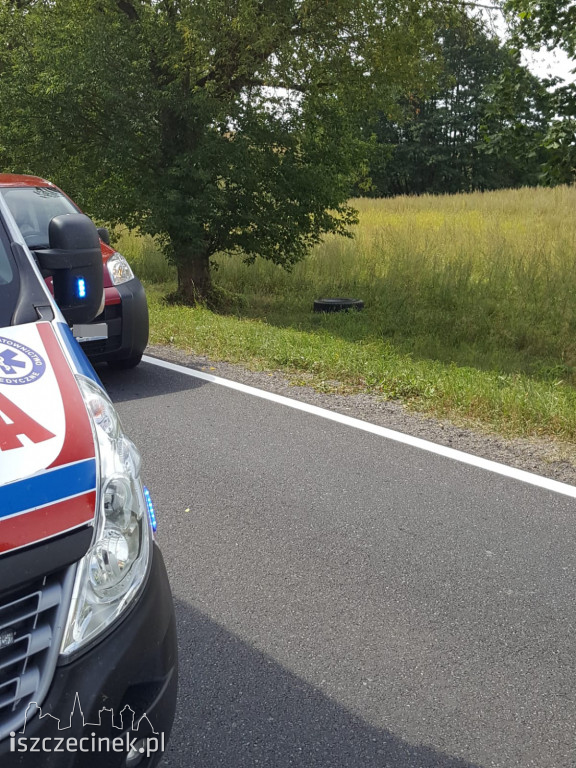 Z ciężarówki odpadły koła. Jedno uderzyło w osobówkę. Utrudnienia na DK-11