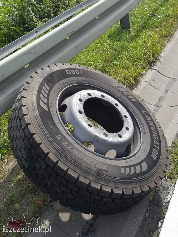 Z ciężarówki odpadły koła. Jedno uderzyło w osobówkę. Utrudnienia na DK-11