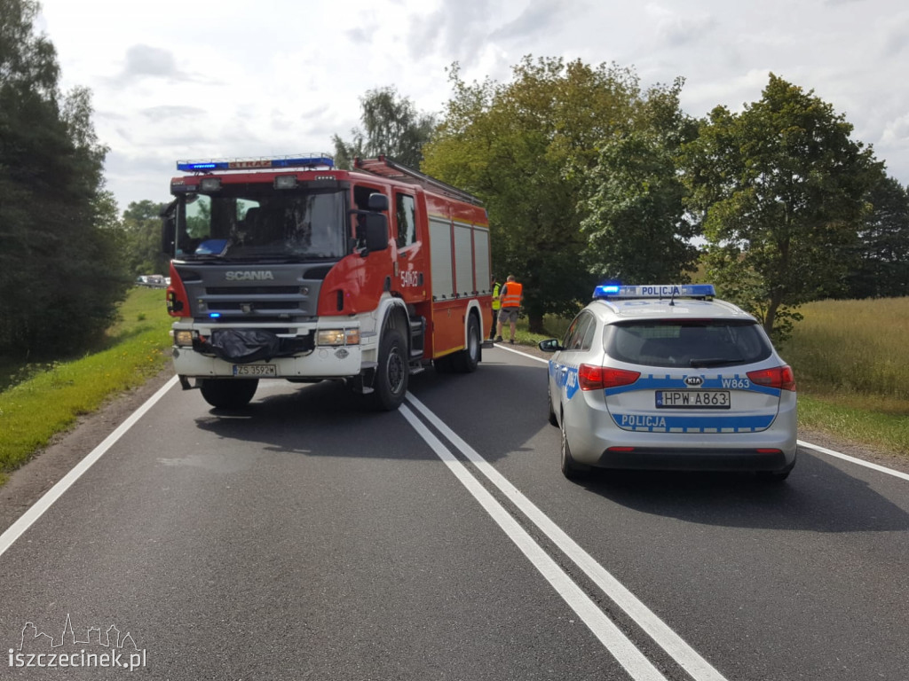 Z ciężarówki odpadły koła. Jedno uderzyło w osobówkę. Utrudnienia na DK-11