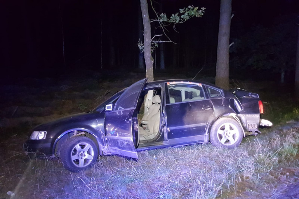 Rozbity passat. Wcześniej jechało nim 5 młodych osób. Kierowca był...