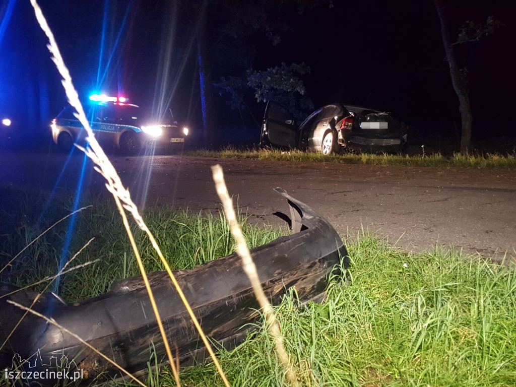 Rozbity passat. Wcześniej jechało nim 5 młodych osób. Kierowca był...