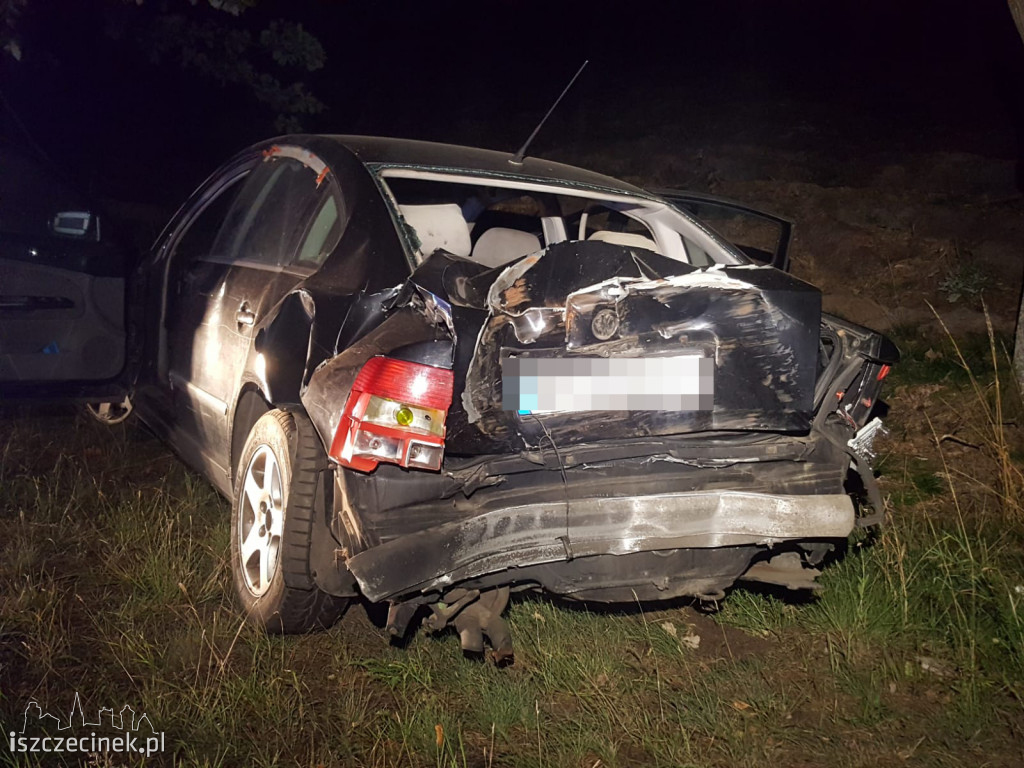 Rozbity passat. Wcześniej jechało nim 5 młodych osób. Kierowca był...