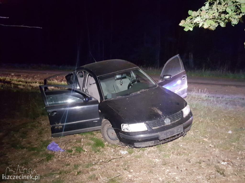 Rozbity passat. Wcześniej jechało nim 5 młodych osób. Kierowca był...