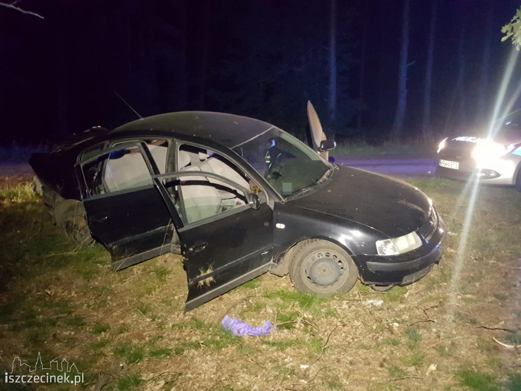 Rozbity passat. Wcześniej jechało nim 5 młodych osób. Kierowca był...