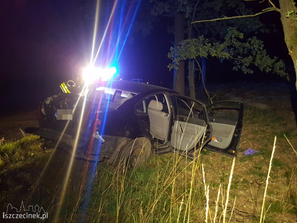 Rozbity passat. Wcześniej jechało nim 5 młodych osób. Kierowca był...