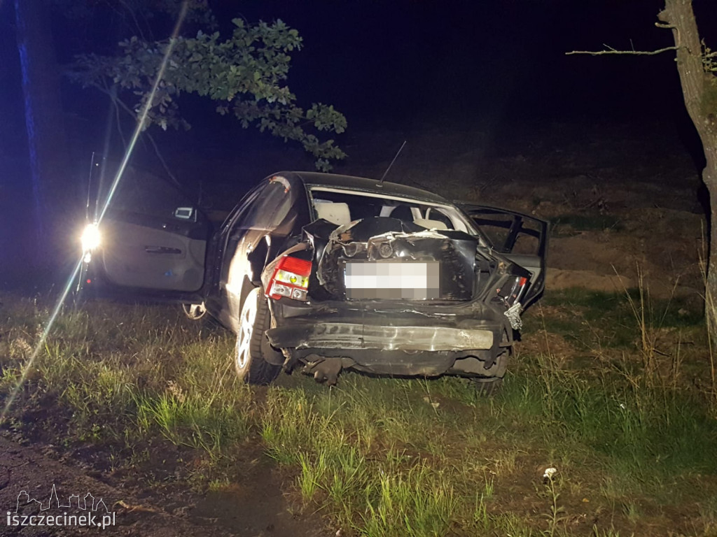 Rozbity passat. Wcześniej jechało nim 5 młodych osób. Kierowca był...