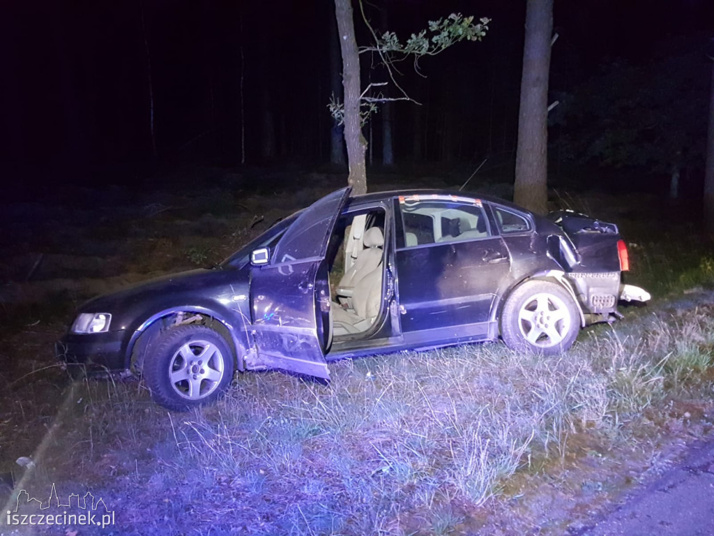 Rozbity passat. Wcześniej jechało nim 5 młodych osób. Kierowca był...