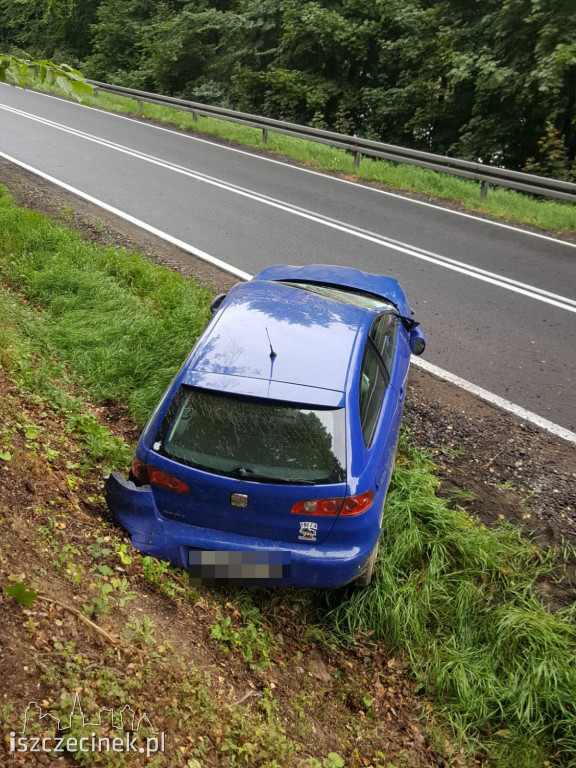 Rozbity samochód porzucony przy drodze krajowej