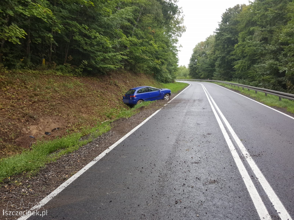 Rozbity samochód porzucony przy drodze krajowej