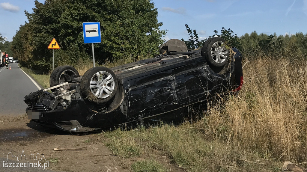 Osobówka dachowała po zderzeniu z ciężarówką.