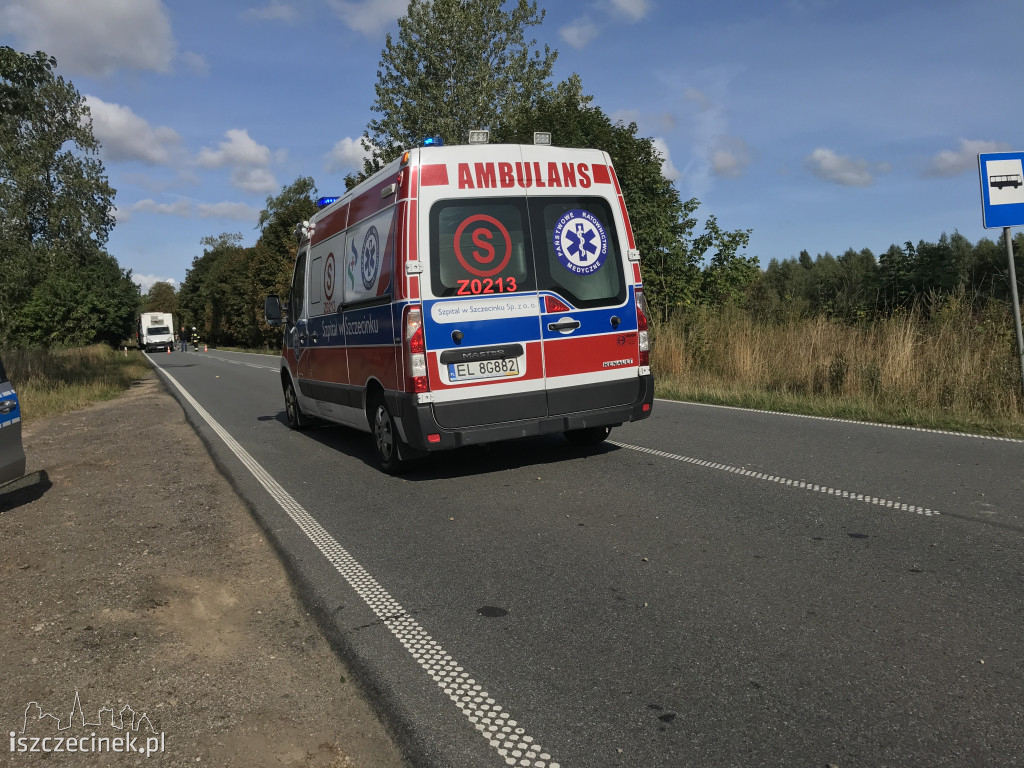 Osobówka dachowała po zderzeniu z ciężarówką.