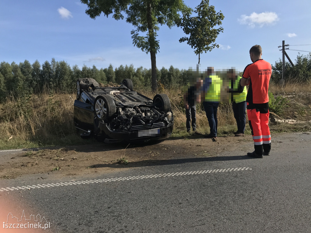 Osobówka dachowała po zderzeniu z ciężarówką.