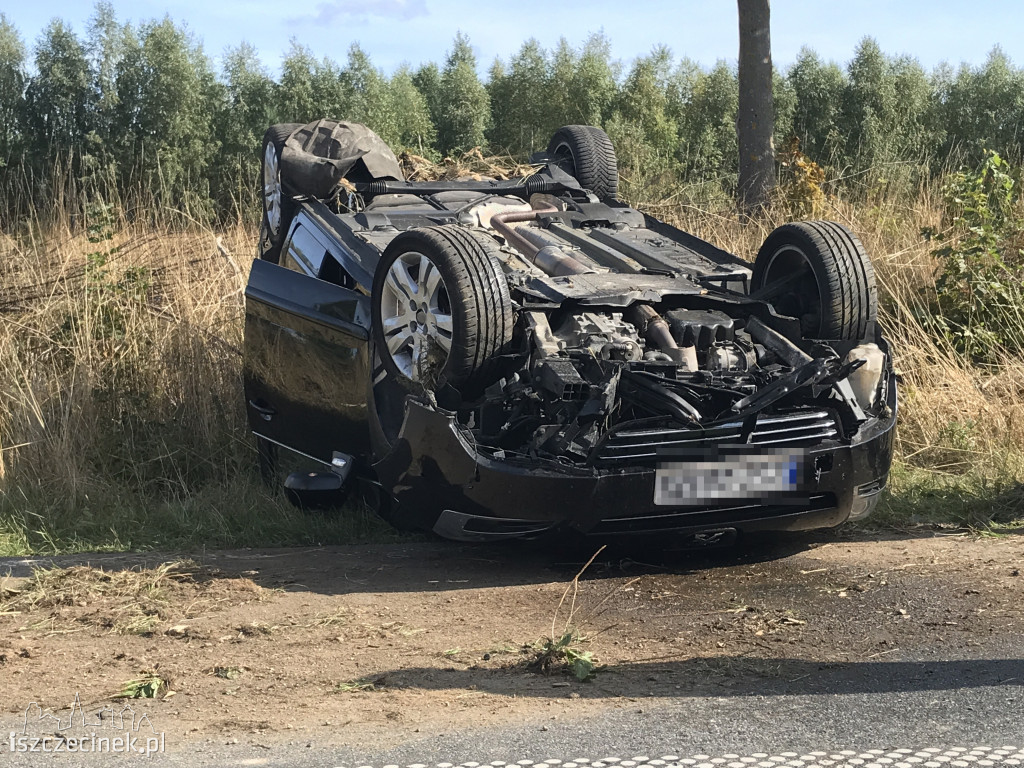 Osobówka dachowała po zderzeniu z ciężarówką.