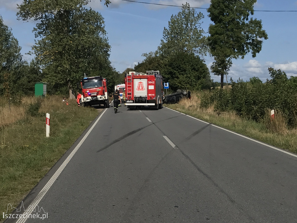 Osobówka dachowała po zderzeniu z ciężarówką.