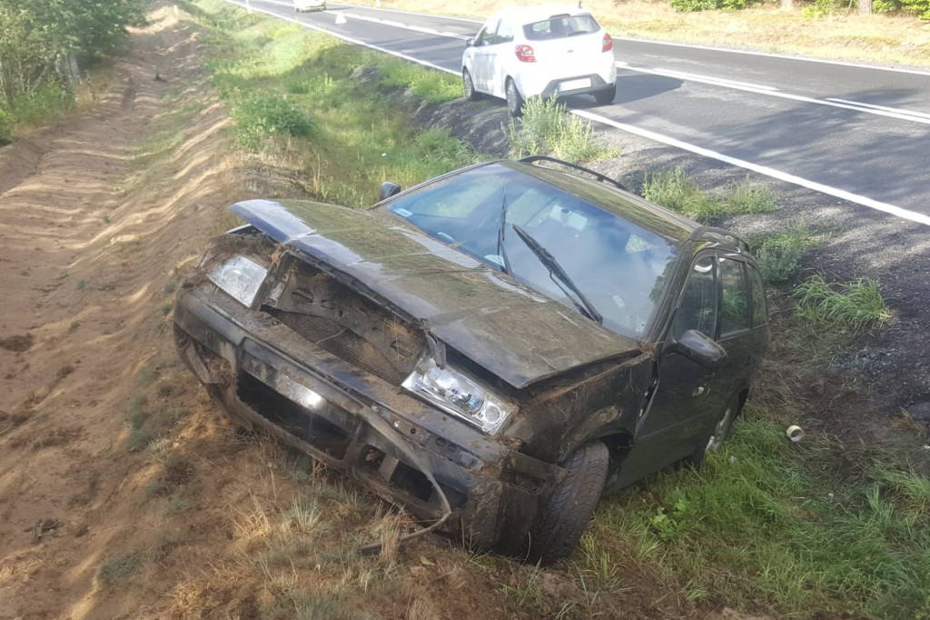 Ślisko na mokrej jezdni. Przekonał się o tym kierujący skodą
