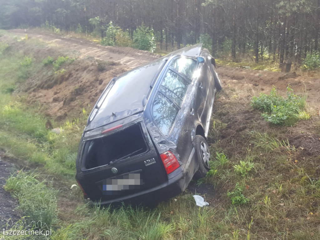Ślisko na mokrej jezdni. Przekonał się o tym kierujący skodą