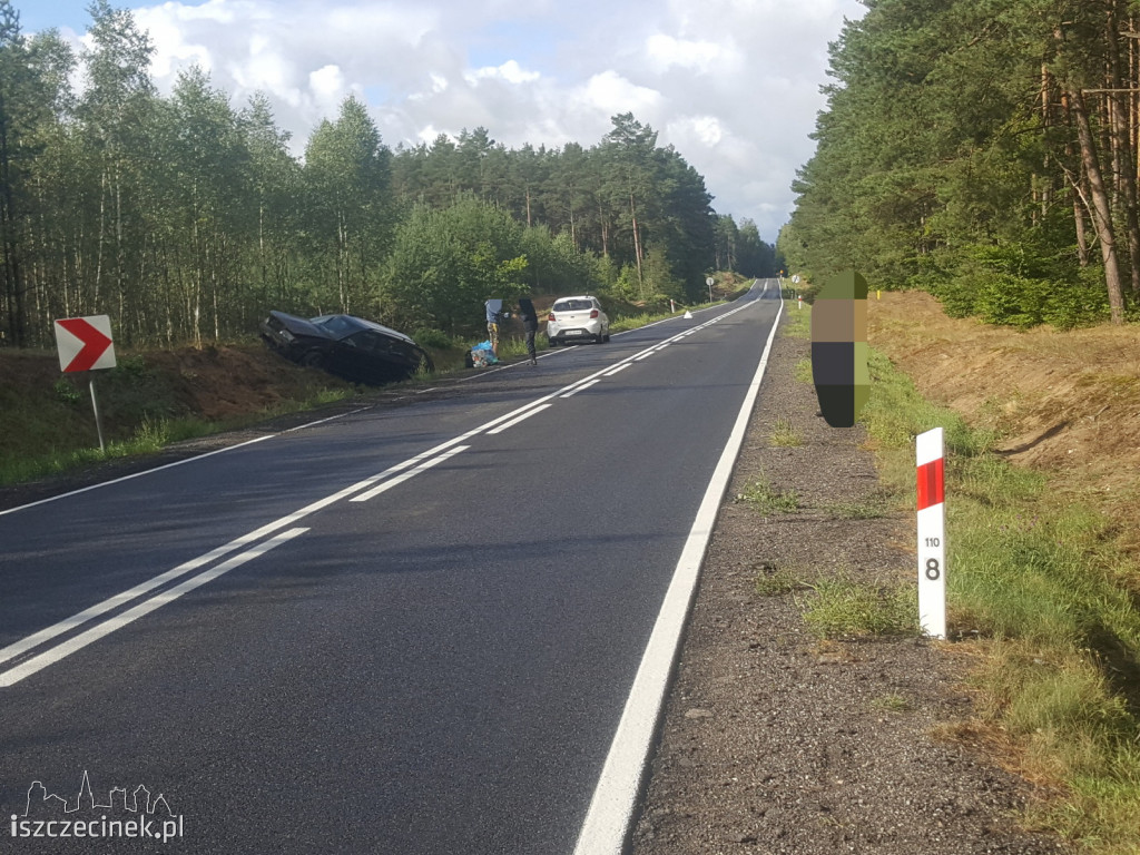 Ślisko na mokrej jezdni. Przekonał się o tym kierujący skodą